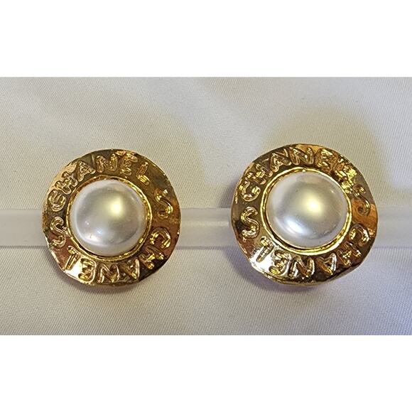 US BASED Authentic Vintage CHANEL Clip On Pearl & Gold Tone Earrings w Dust Bag - Picture 1 of 10